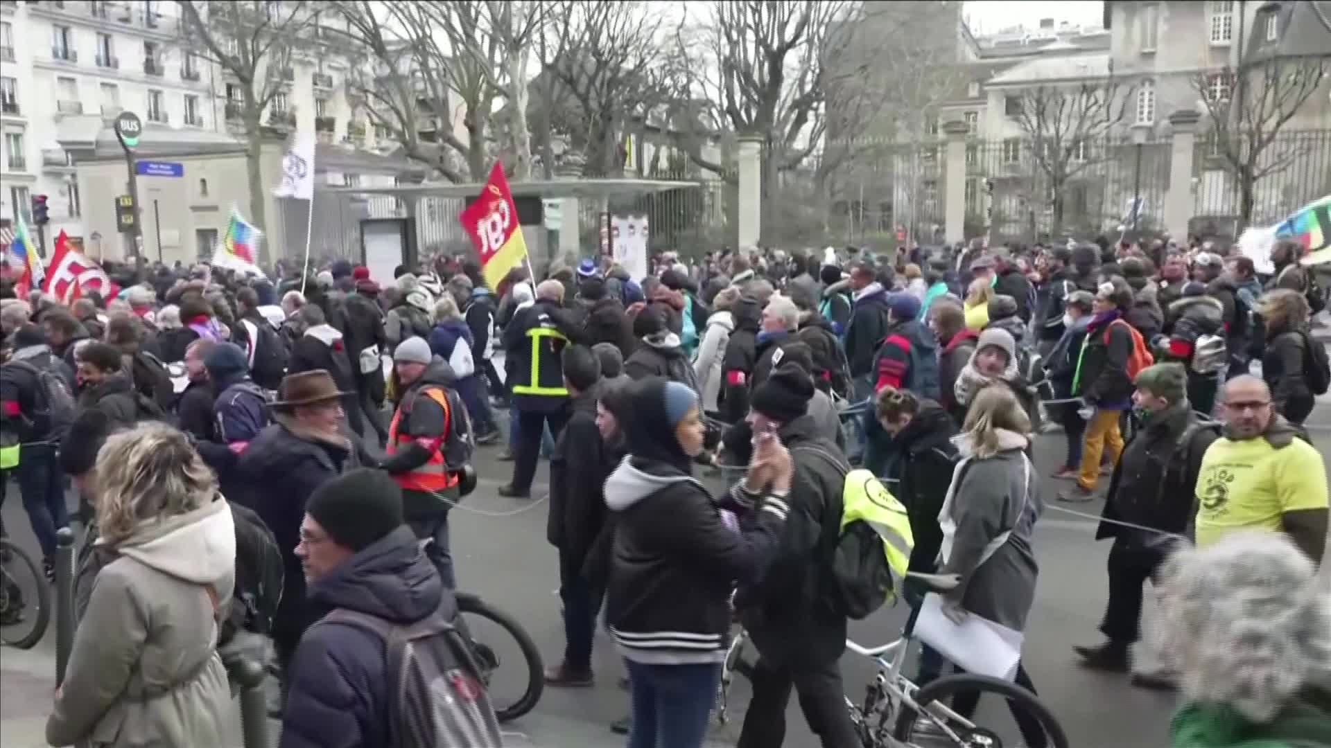 إضرابات في فرنسا احتجاجا على مشروع تعديل نظام التقاعد والنقابات تشيد بحركة تعبئة تاريخية (3)